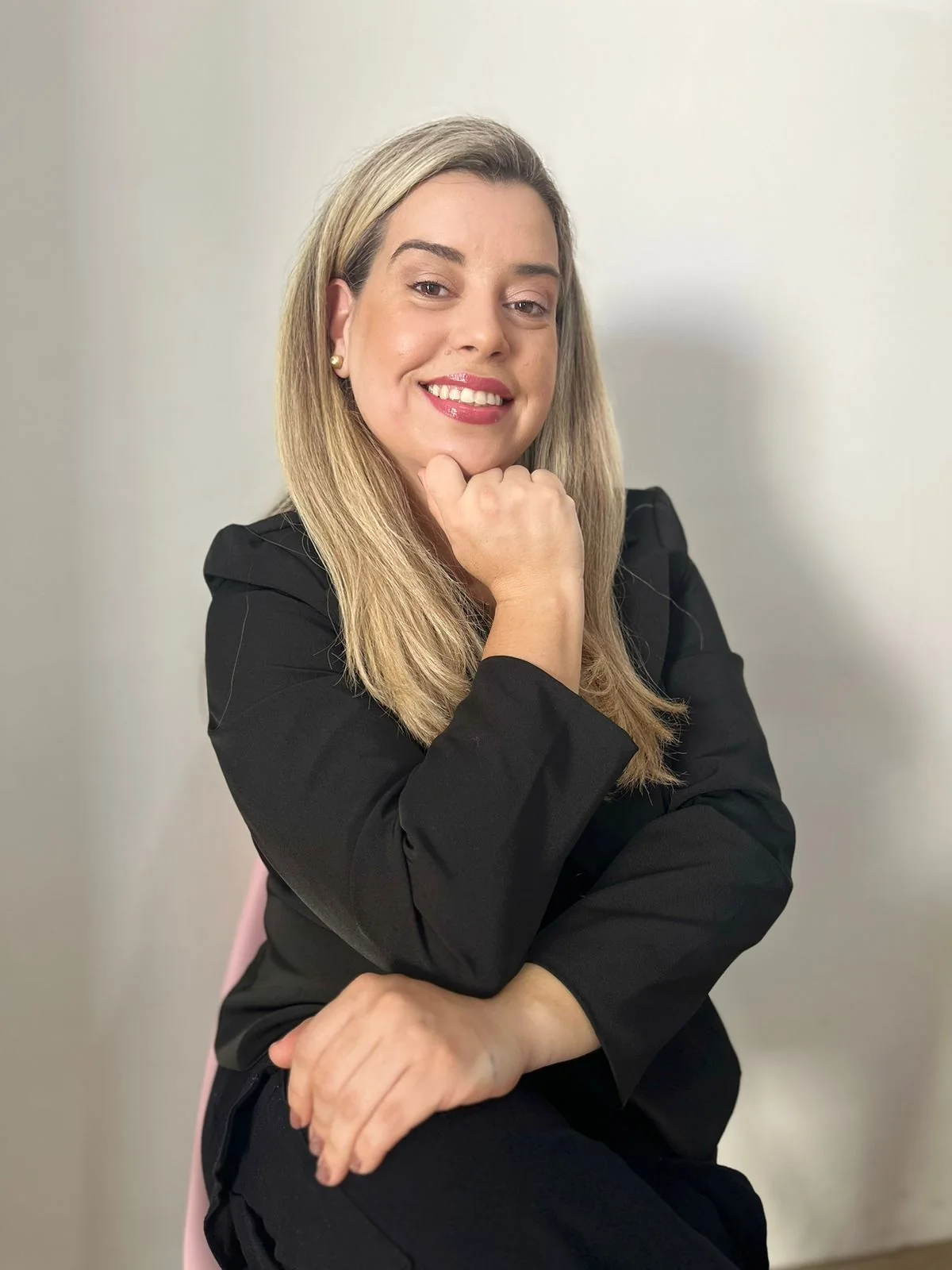 Retrato profissional de Suellen Silva sentada